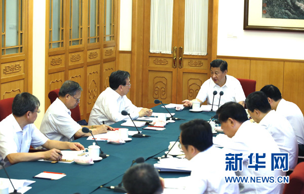 习近平在中南海听取兰考县委和河南省委党的群众路线教育实践活动情况汇报,并发表重要讲话。记者 鞠鹏 摄